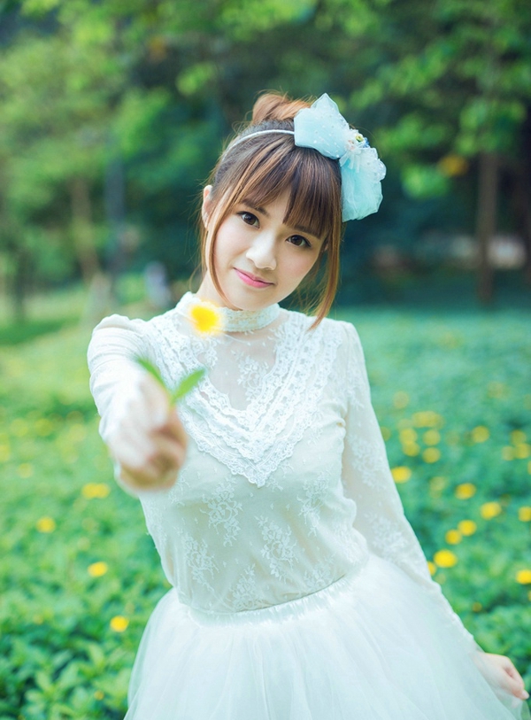 强占友谊，最是不聪明，雪泥鸿爪，碰着当成一场欢喜。一旦失去朋友，最豁达的想法莫如——本来谁也不是谁的。